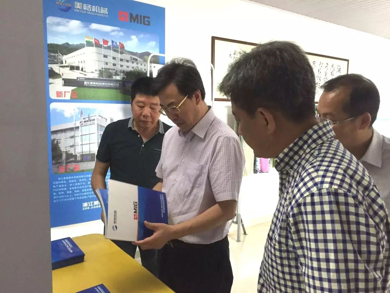 Le directeur Hong Qinghua de la Commission municipale de l'économie et des technologies de l'information de Hangzhou a visité l'entreprise pour des recherches.