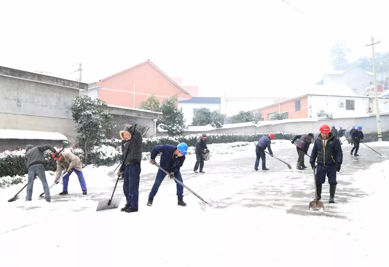 Unissez-vous pour balayer la neige et enlever la glace afin d’assurer la sécurité