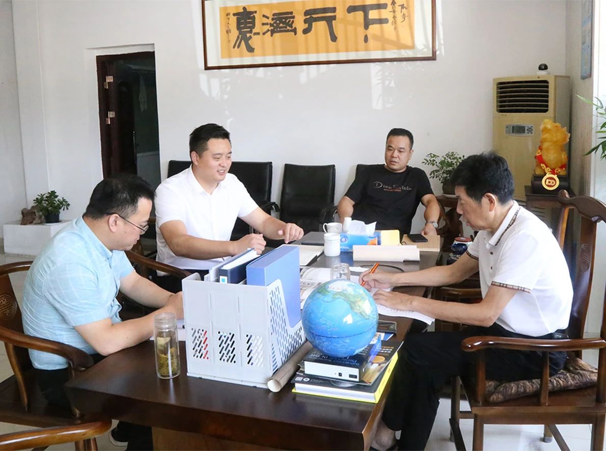 Xu Yang, directeur adjoint du Bureau de promotion des investissements de la zone de développement économique de Jiangsu Siyang, a visité Zhejiang Meige Machinery pour des recherches et des inspections.